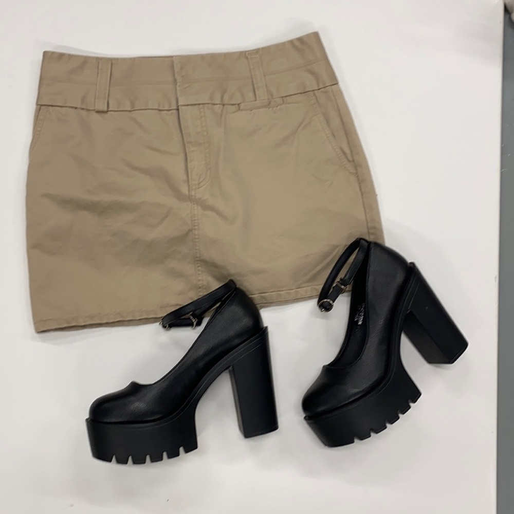 Old Navy Khaki Mini Size 6